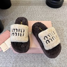Miu Miu 缪缪,全球各大代购官网火爆上市. 走秀场曝光💃 、非常留行的美拉德配色平底鞋,✨ 秋冬必备,全羊毛🐑 软 Miu Miu 缪缪,全球各大代购官网火爆上市. 走秀场曝光💃 、非常留行的美拉德配色平底鞋,✨ 秋冬必备,全羊毛🐑 软