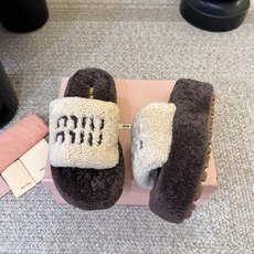 Miu Miu 缪缪,全球各大代购官网火爆上市. 走秀场曝光💃 、非常留行的美拉德配色平底鞋,✨ 秋冬必备,全羊毛🐑 软 Miu Miu 缪缪,全球各大代购官网火爆上市. 走秀场曝光💃 、非常留行的美拉德配色平底鞋,✨ 秋冬必备,全羊毛🐑 软