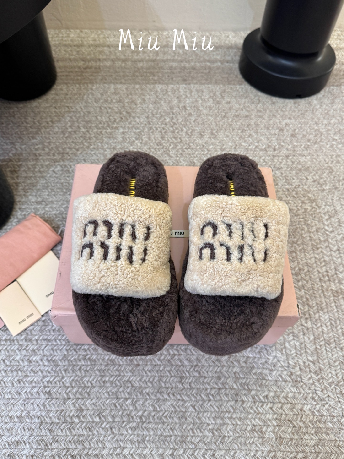 Miu Miu 缪缪，全球各大代购官网火爆上市. 走秀场曝光💃 、非常留行的美拉德配色平底鞋，✨ 秋冬必备，全羊毛🐑 软