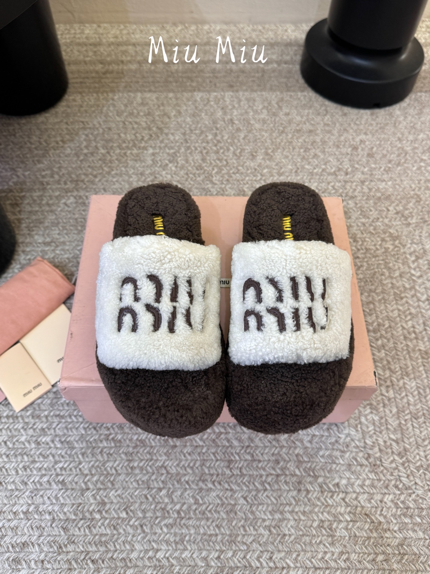Miu Miu 缪缪，全球各大代购官网火爆上市. 走秀场曝光💃 、非常留行的美拉德配色平底鞋，✨ 秋冬必备，全羊毛🐑 软