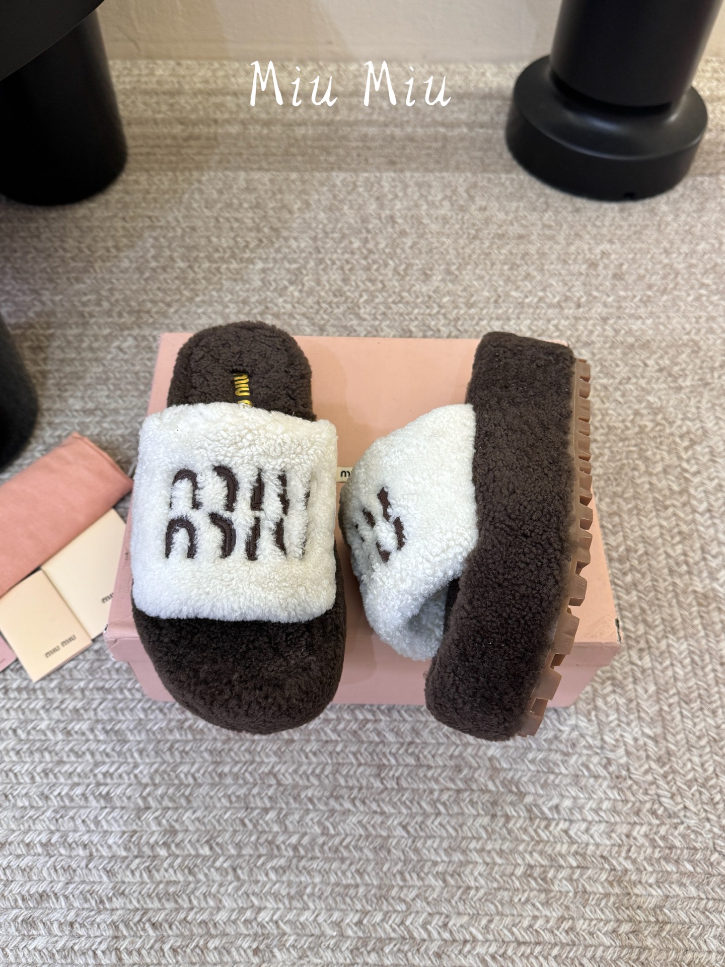 Miu Miu 缪缪,全球各大代购官网火爆上市. 走秀场曝光💃 、非常留行的美拉德配色平底鞋,✨ 秋冬必备,全羊毛🐑 软 Miu Miu 缪缪,全球各大代购官网火爆上市. 走秀场曝光💃 、非常留行的美拉德配色平底鞋,✨ 秋冬必备,全羊毛🐑 软