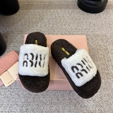 Miu Miu 缪缪,全球各大代购官网火爆上市. 走秀场曝光💃 、非常留行的美拉德配色平底鞋,✨ 秋冬必备,全羊毛🐑 软 Miu Miu 缪缪,全球各大代购官网火爆上市. 走秀场曝光💃 、非常留行的美拉德配色平底鞋,✨ 秋冬必备,全羊毛🐑 软