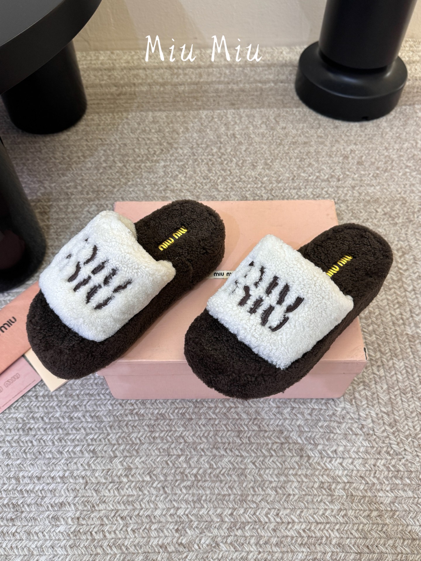 Miu Miu 缪缪,全球各大代购官网火爆上市. 走秀场曝光💃 、非常留行的美拉德配色平底鞋,✨ 秋冬必备,全羊毛🐑 软 Miu Miu 缪缪,全球各大代购官网火爆上市. 走秀场曝光💃 、非常留行的美拉德配色平底鞋,✨ 秋冬必备,全羊毛🐑 软