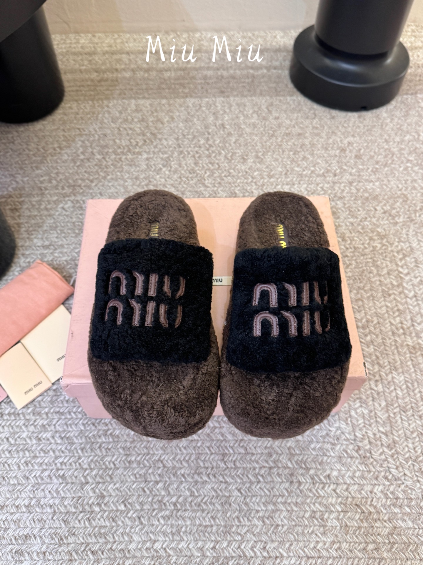 Miu Miu 缪缪，全球各大代购官网火爆上市. 走秀场曝光💃 、非常留行的美拉德配色平底鞋，✨ 秋冬必备，全羊毛🐑 软