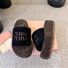 Miu Miu 缪缪,全球各大代购官网火爆上市. 走秀场曝光💃 、非常留行的美拉德配色平底鞋,✨ 秋冬必备,全羊毛🐑 软 Miu Miu 缪缪,全球各大代购官网火爆上市. 走秀场曝光💃 、非常留行的美拉德配色平底鞋,✨ 秋冬必备,全羊毛🐑 软