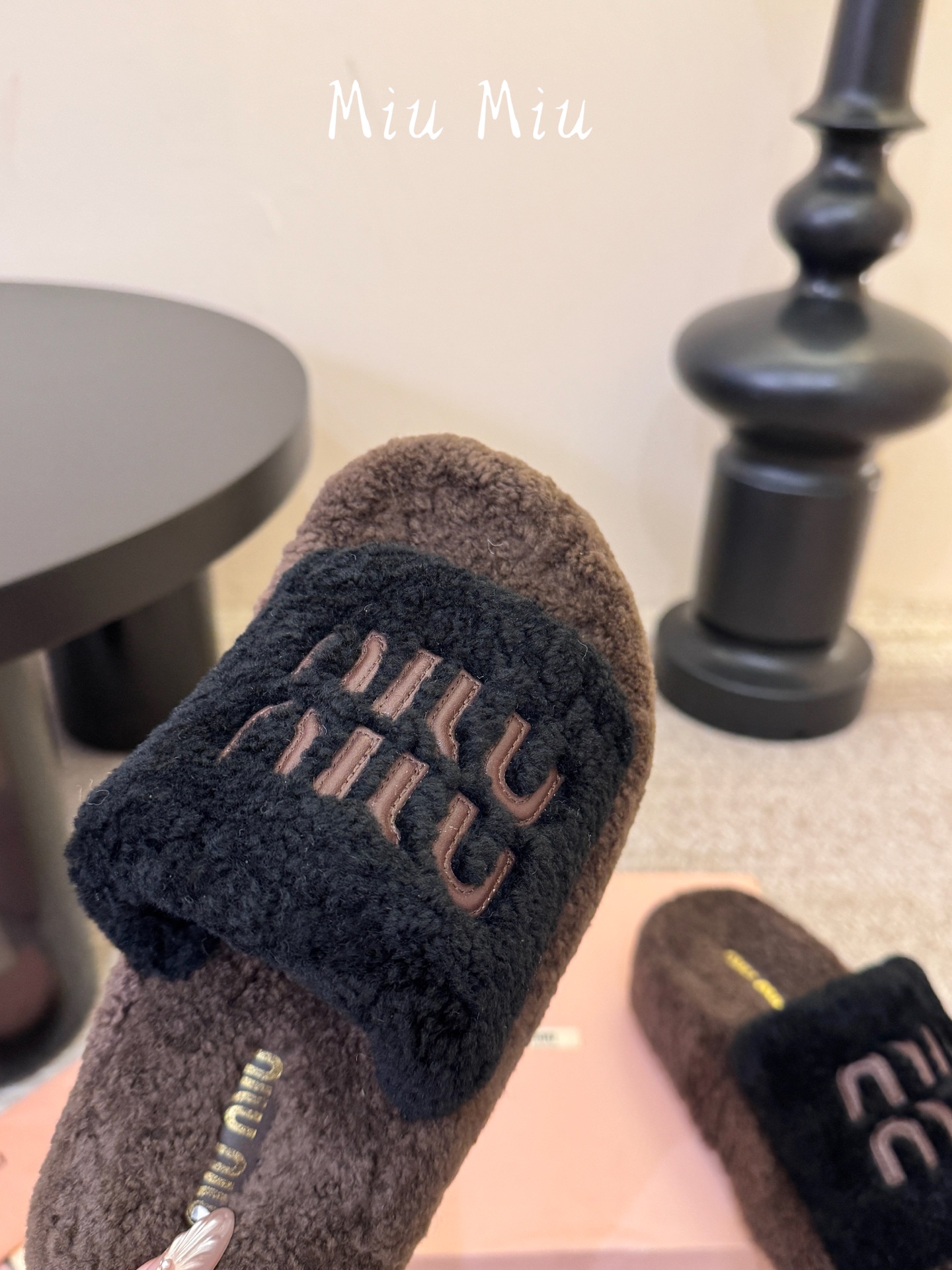 Miu Miu 缪缪,全球各大代购官网火爆上市. 走秀场曝光💃 、非常留行的美拉德配色平底鞋,✨ 秋冬必备,全羊毛🐑 软 Miu Miu 缪缪,全球各大代购官网火爆上市. 走秀场曝光💃 、非常留行的美拉德配色平底鞋,✨ 秋冬必备,全羊毛🐑 软
