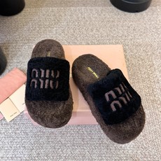 Miu Miu 缪缪,全球各大代购官网火爆上市. 走秀场曝光💃 、非常留行的美拉德配色平底鞋,✨ 秋冬必备,全羊毛🐑 软 Miu Miu 缪缪,全球各大代购官网火爆上市. 走秀场曝光💃 、非常留行的美拉德配色平底鞋,✨ 秋冬必备,全羊毛🐑 软