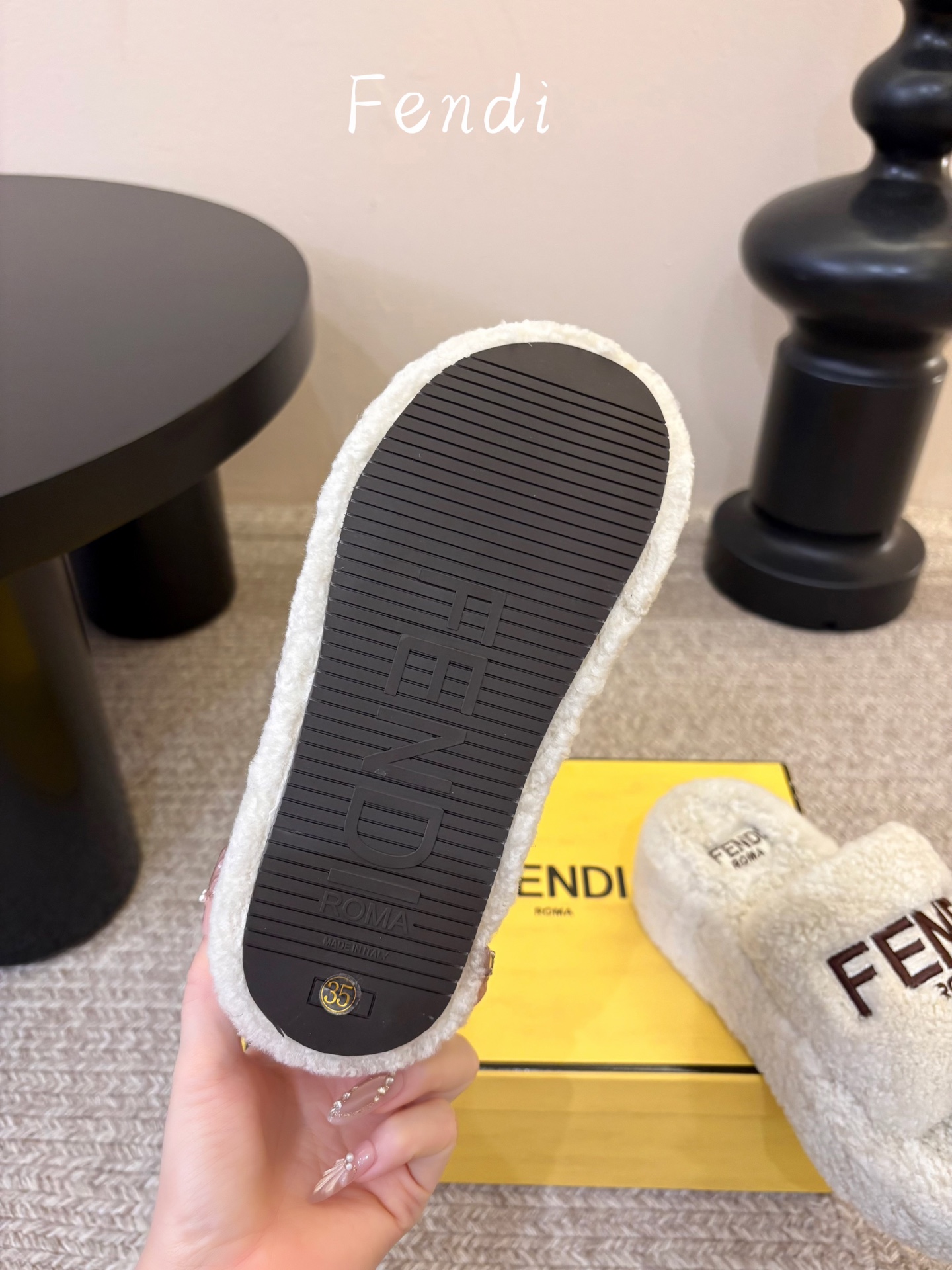 𝐅𝐄𝐍𝐃*芬迪厚底毛拖鞋‼️      全新力作来袭！经典爆款的懒人拖，拥有顶级品质，乃是跑量爆款！请认准咱家的品质与做