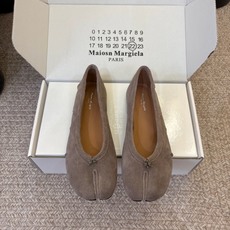 平底 Maison Margiel*26ss夏季新款分趾低跟单鞋 自带慵懒氛围感的分趾褶皱平底单鞋,打破常规的分趾鞋型搭 平底 Maison Margiel*26ss夏季新款分趾低跟单鞋 自带慵懒氛围感的分趾褶皱平底单鞋,打破常规的分趾鞋型搭