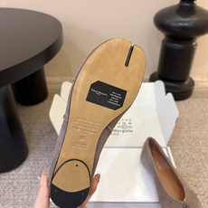 平底 Maison Margiel*26ss夏季新款分趾低跟单鞋 自带慵懒氛围感的分趾褶皱平底单鞋,打破常规的分趾鞋型搭 平底 Maison Margiel*26ss夏季新款分趾低跟单鞋 自带慵懒氛围感的分趾褶皱平底单鞋,打破常规的分趾鞋型搭