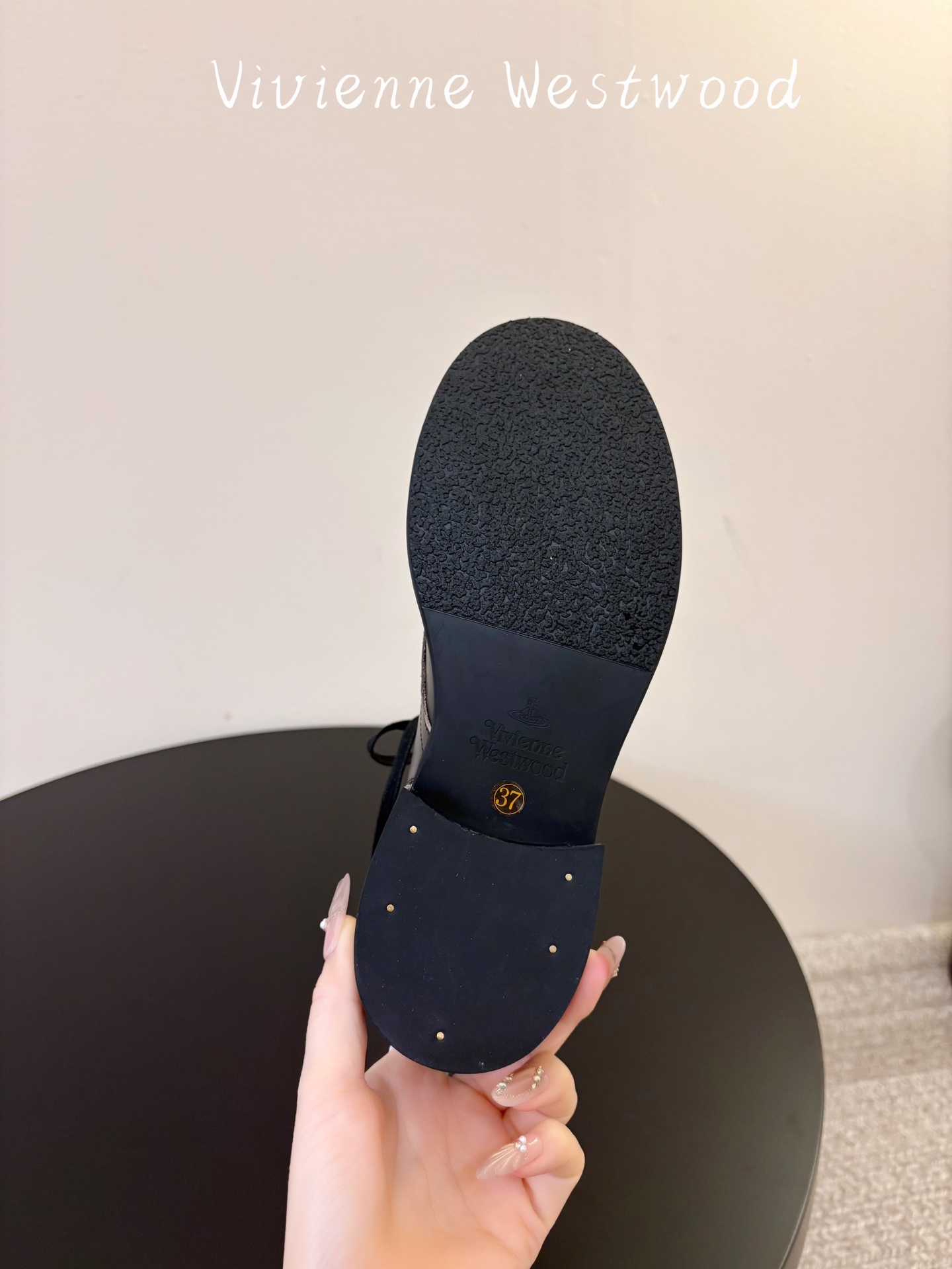 26秋冬火热分享,Vivienne Westwood超帅做旧风格马丁靴,复古做旧擦色牛皮搭配经典军靴版型,标志性土星Lo 26秋冬火热分享,Vivienne Westwood超帅做旧风格马丁靴,复古做旧擦色牛皮搭配经典军靴版型,标志性土星Lo