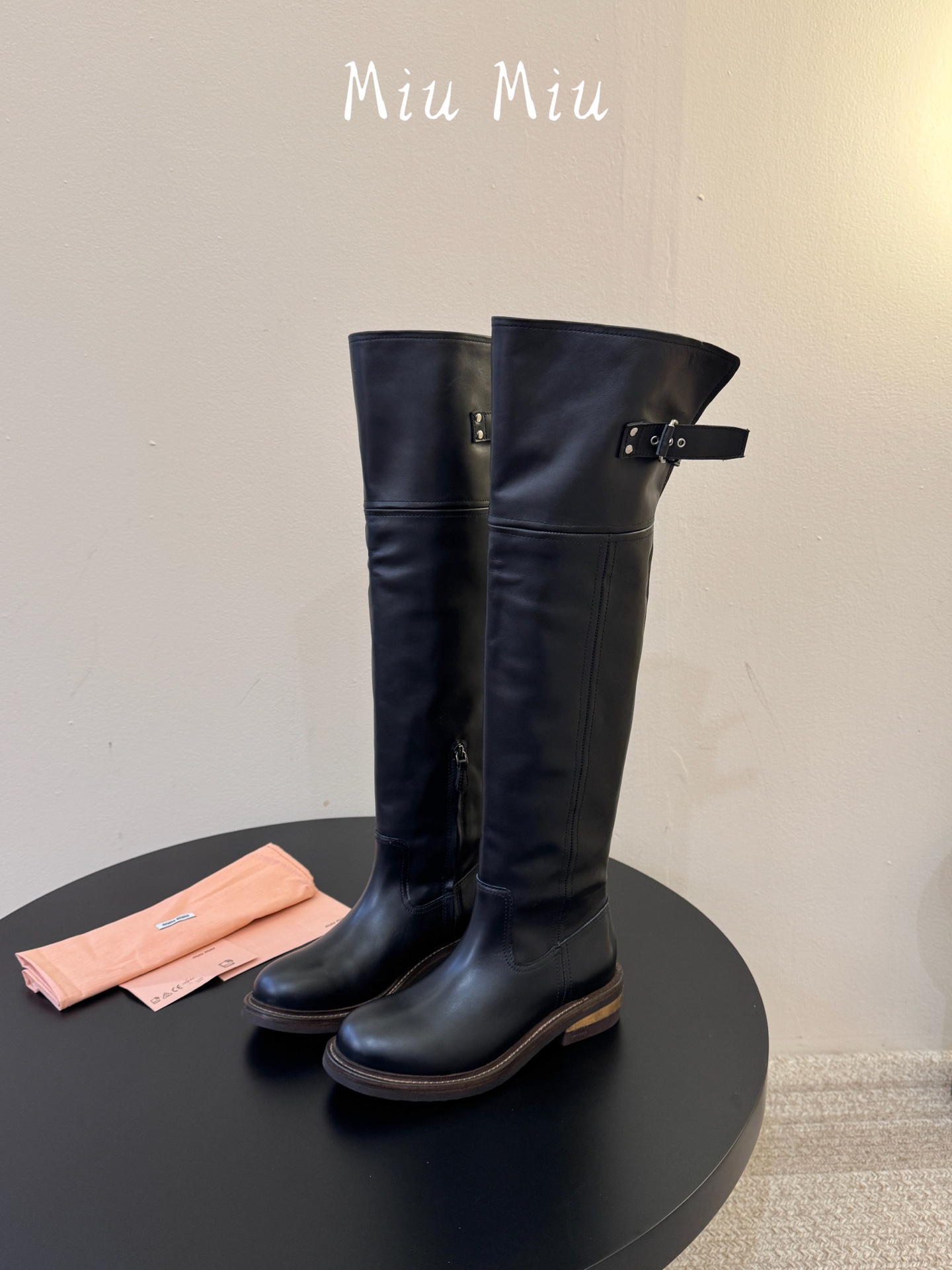 miumiu fw26 ~张元英同款miu 26秋冬新款秀款 堆堆靴新品经典机车靴造型,帅气摩登 MiuMiu的少女感与 miumiu fw26 ~张元英同款miu 26秋冬新款秀款 堆堆靴新品经典机车靴造型,帅气摩登 MiuMiu的少女感与