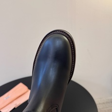 miumiu fw26 ~张元英同款miu 26秋冬新款秀款 堆堆靴新品经典机车靴造型,帅气摩登 MiuMiu的少女感与 miumiu fw26 ~张元英同款miu 26秋冬新款秀款 堆堆靴新品经典机车靴造型,帅气摩登 MiuMiu的少女感与