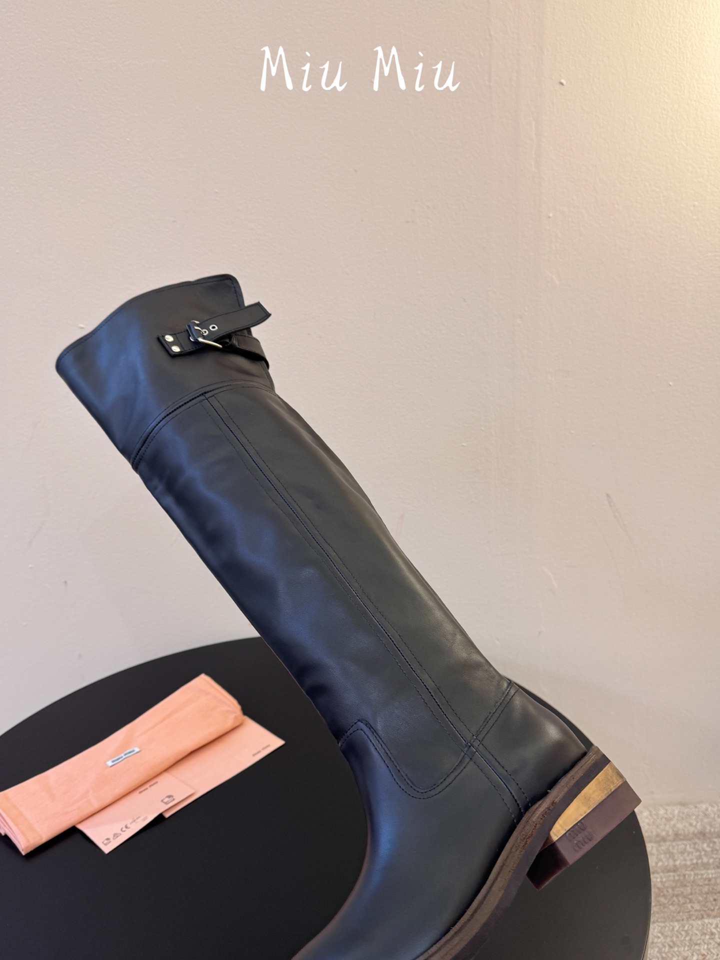 miumiu fw26 ~张元英同款miu 26秋冬新款秀款 堆堆靴新品经典机车靴造型,帅气摩登 MiuMiu的少女感与 miumiu fw26 ~张元英同款miu 26秋冬新款秀款 堆堆靴新品经典机车靴造型,帅气摩登 MiuMiu的少女感与