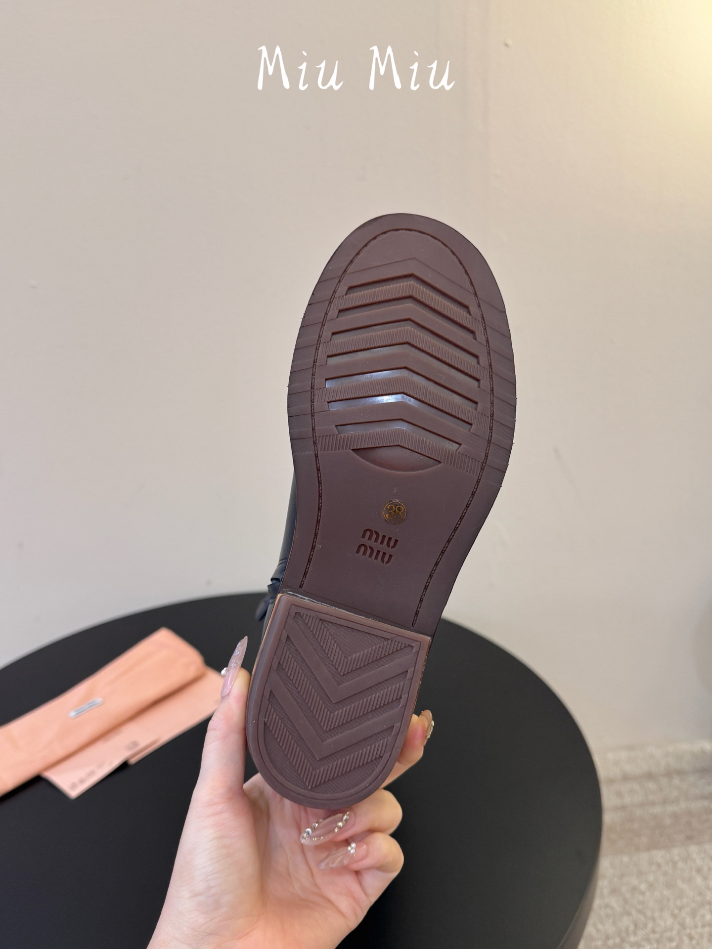 miumiu fw26 ~张元英同款miu 26秋冬新款秀款 堆堆靴新品经典机车靴造型,帅气摩登 MiuMiu的少女感与 miumiu fw26 ~张元英同款miu 26秋冬新款秀款 堆堆靴新品经典机车靴造型,帅气摩登 MiuMiu的少女感与