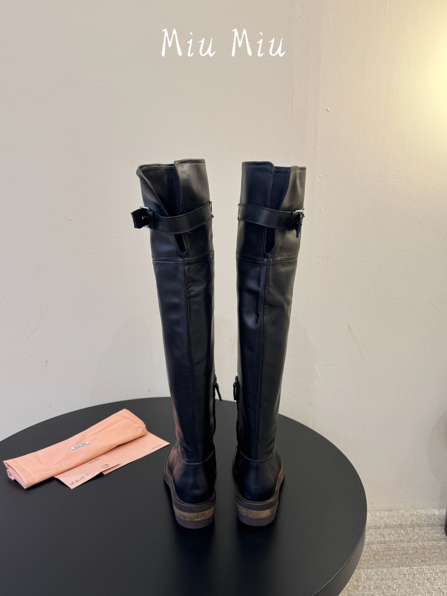 miumiu fw26 ~张元英同款miu 26秋冬新款秀款 堆堆靴新品经典机车靴造型,帅气摩登 MiuMiu的少女感与 miumiu fw26 ~张元英同款miu 26秋冬新款秀款 堆堆靴新品经典机车靴造型,帅气摩登 MiuMiu的少女感与