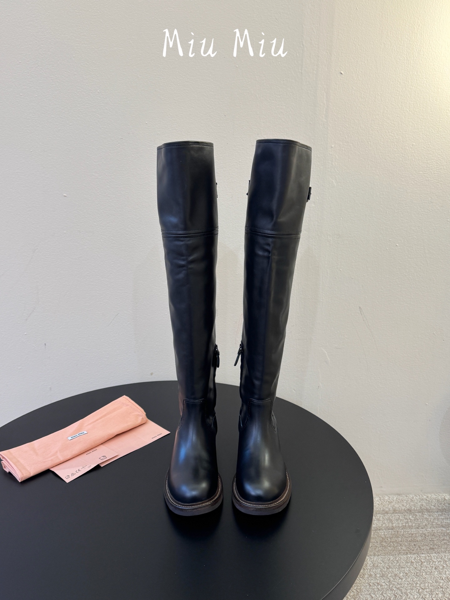 miumiu fw26 ～张元英同款miu 26秋冬新款秀款 堆堆靴新品经典机车靴造型，帅气摩登 MiuMiu的少女感与