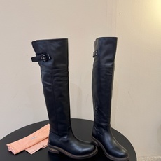 miumiu fw26 ~张元英同款miu 26秋冬新款秀款 堆堆靴新品经典机车靴造型,帅气摩登 MiuMiu的少女感与 miumiu fw26 ~张元英同款miu 26秋冬新款秀款 堆堆靴新品经典机车靴造型,帅气摩登 MiuMiu的少女感与