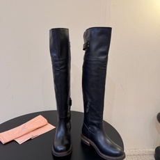 miumiu fw26 ~张元英同款miu 26秋冬新款秀款 堆堆靴新品经典机车靴造型,帅气摩登 MiuMiu的少女感与 miumiu fw26 ~张元英同款miu 26秋冬新款秀款 堆堆靴新品经典机车靴造型,帅气摩登 MiuMiu的少女感与
