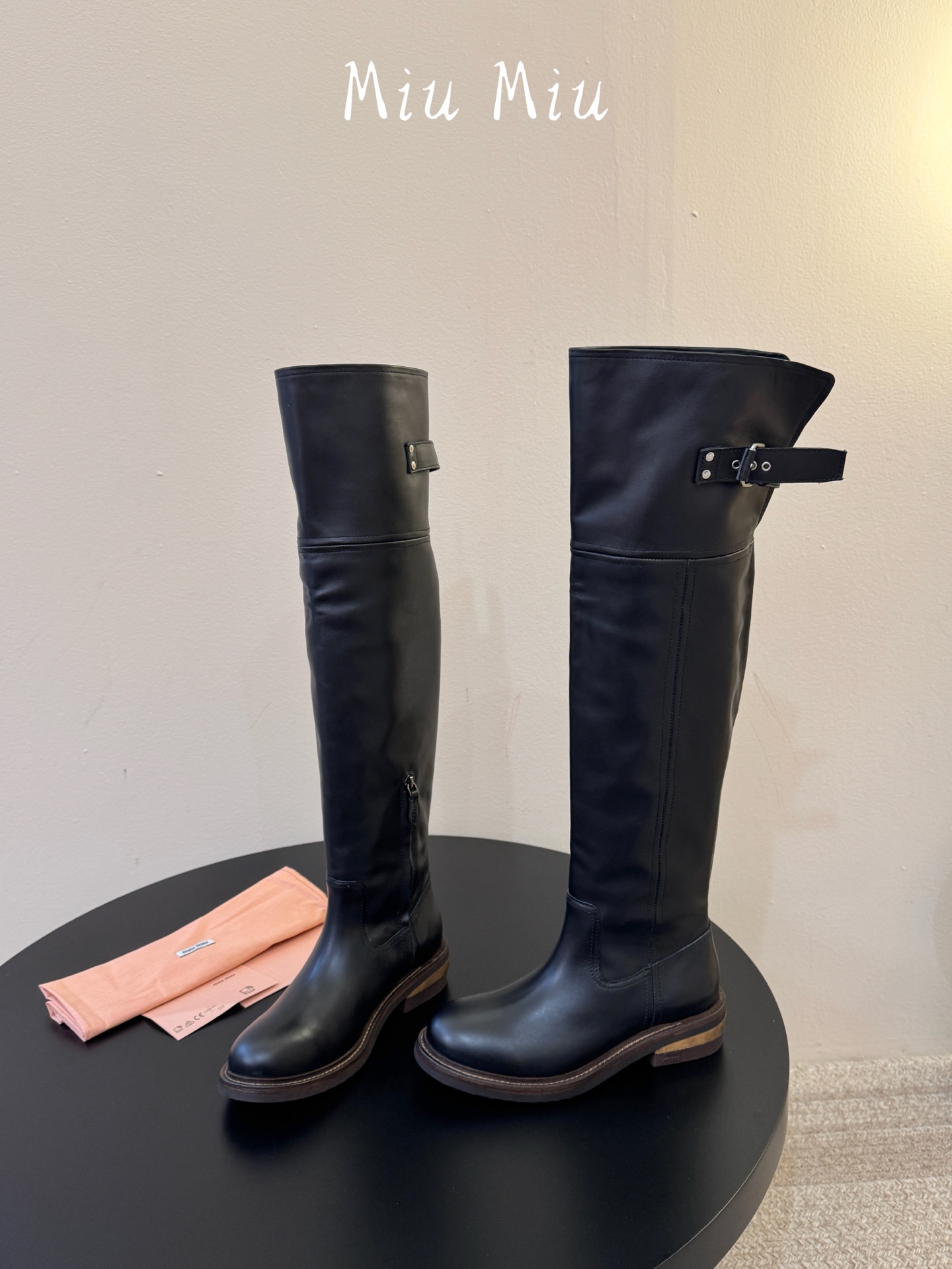 miumiu fw26 ~张元英同款miu 26秋冬新款秀款 堆堆靴新品经典机车靴造型,帅气摩登 MiuMiu的少女感与 miumiu fw26 ~张元英同款miu 26秋冬新款秀款 堆堆靴新品经典机车靴造型,帅气摩登 MiuMiu的少女感与