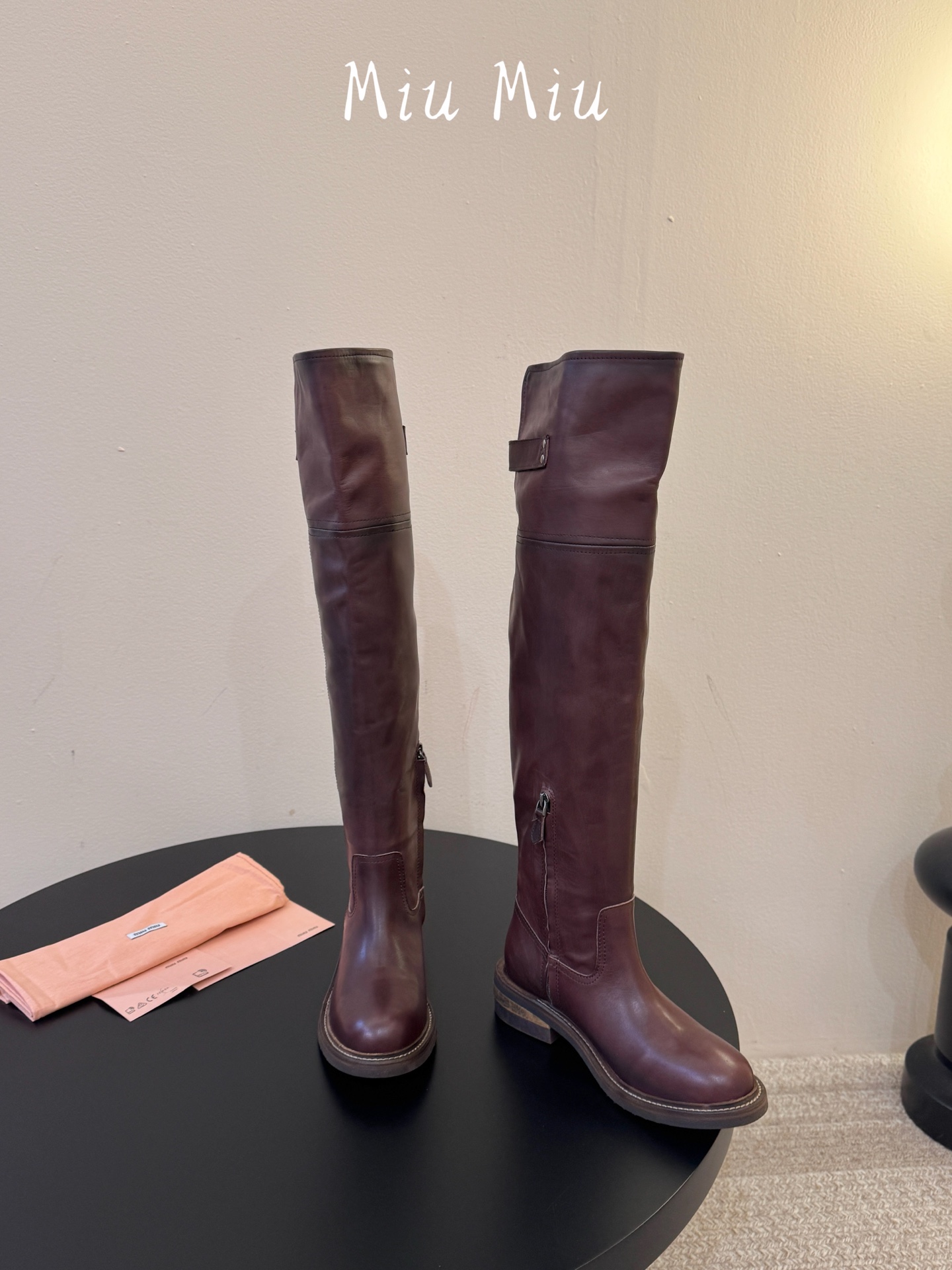 miumiu fw26 ~张元英同款miu 26秋冬新款秀款 堆堆靴新品经典机车靴造型,帅气摩登 MiuMiu的少女感与 miumiu fw26 ~张元英同款miu 26秋冬新款秀款 堆堆靴新品经典机车靴造型,帅气摩登 MiuMiu的少女感与