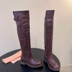 miumiu fw26 ~张元英同款miu 26秋冬新款秀款 堆堆靴新品经典机车靴造型,帅气摩登 MiuMiu的少女感与 miumiu fw26 ~张元英同款miu 26秋冬新款秀款 堆堆靴新品经典机车靴造型,帅气摩登 MiuMiu的少女感与