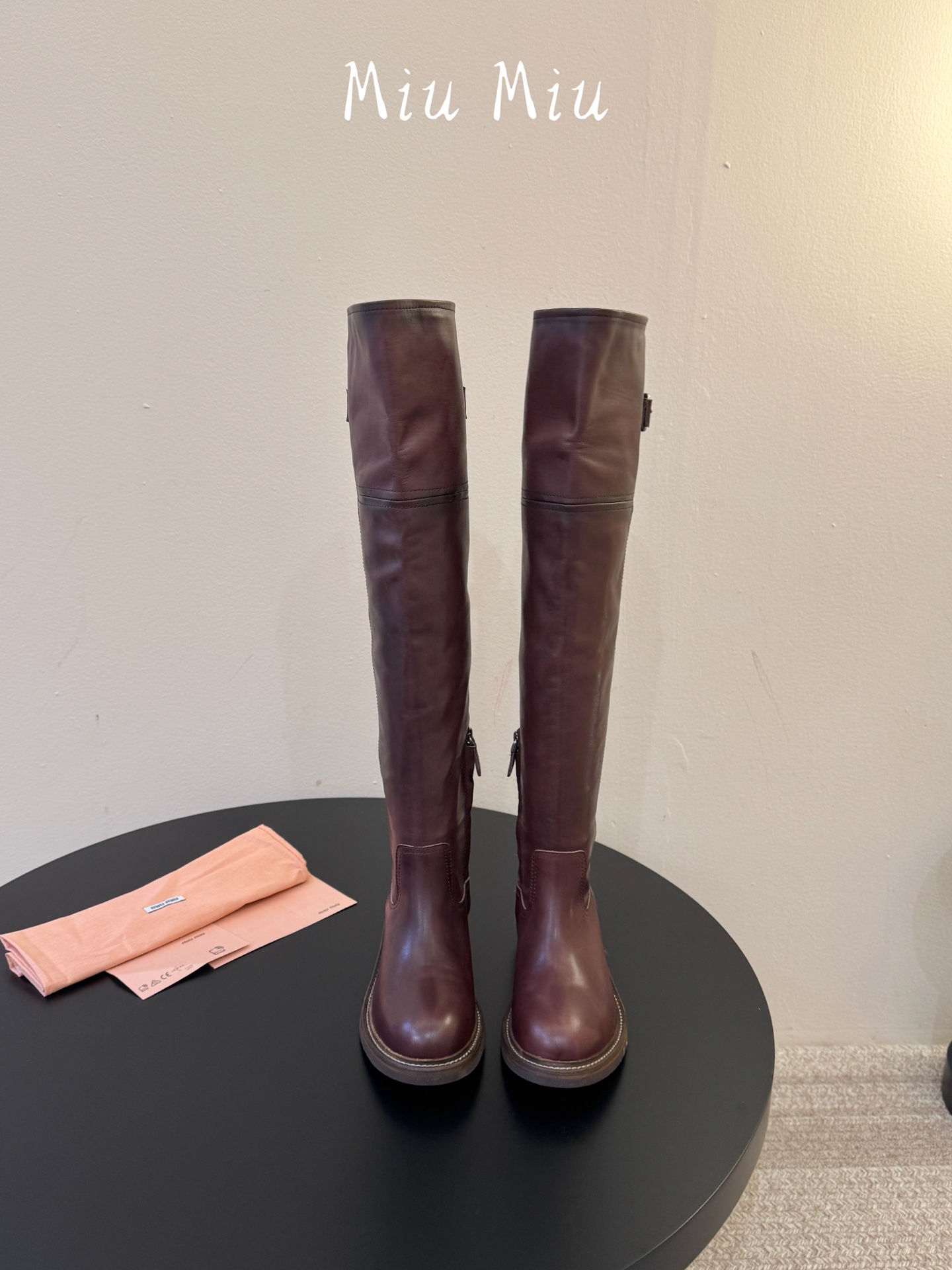 miumiu fw26 ～张元英同款miu 26秋冬新款秀款 堆堆靴新品经典机车靴造型，帅气摩登 MiuMiu的少女感与
