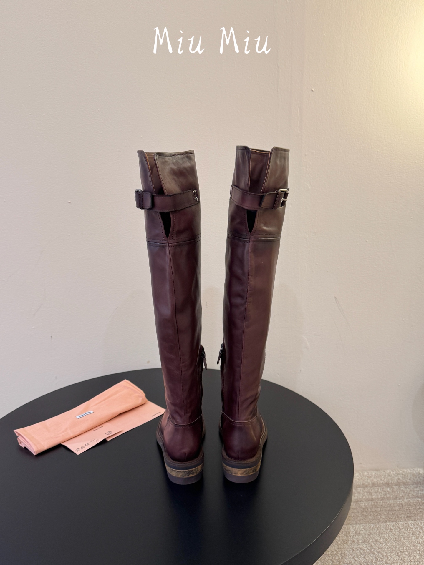 miumiu fw26 ~张元英同款miu 26秋冬新款秀款 堆堆靴新品经典机车靴造型,帅气摩登 MiuMiu的少女感与 miumiu fw26 ~张元英同款miu 26秋冬新款秀款 堆堆靴新品经典机车靴造型,帅气摩登 MiuMiu的少女感与