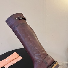 miumiu fw26 ~张元英同款miu 26秋冬新款秀款 堆堆靴新品经典机车靴造型,帅气摩登 MiuMiu的少女感与 miumiu fw26 ~张元英同款miu 26秋冬新款秀款 堆堆靴新品经典机车靴造型,帅气摩登 MiuMiu的少女感与