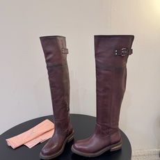 miumiu fw26 ~张元英同款miu 26秋冬新款秀款 堆堆靴新品经典机车靴造型,帅气摩登 MiuMiu的少女感与 miumiu fw26 ~张元英同款miu 26秋冬新款秀款 堆堆靴新品经典机车靴造型,帅气摩登 MiuMiu的少女感与
