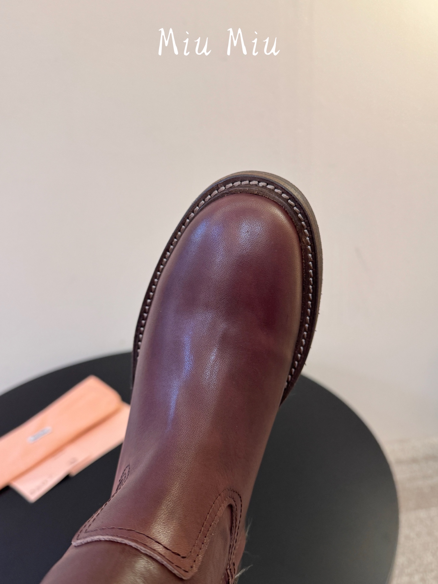 miumiu fw26 ~张元英同款miu 26秋冬新款秀款 堆堆靴新品经典机车靴造型,帅气摩登 MiuMiu的少女感与 miumiu fw26 ~张元英同款miu 26秋冬新款秀款 堆堆靴新品经典机车靴造型,帅气摩登 MiuMiu的少女感与