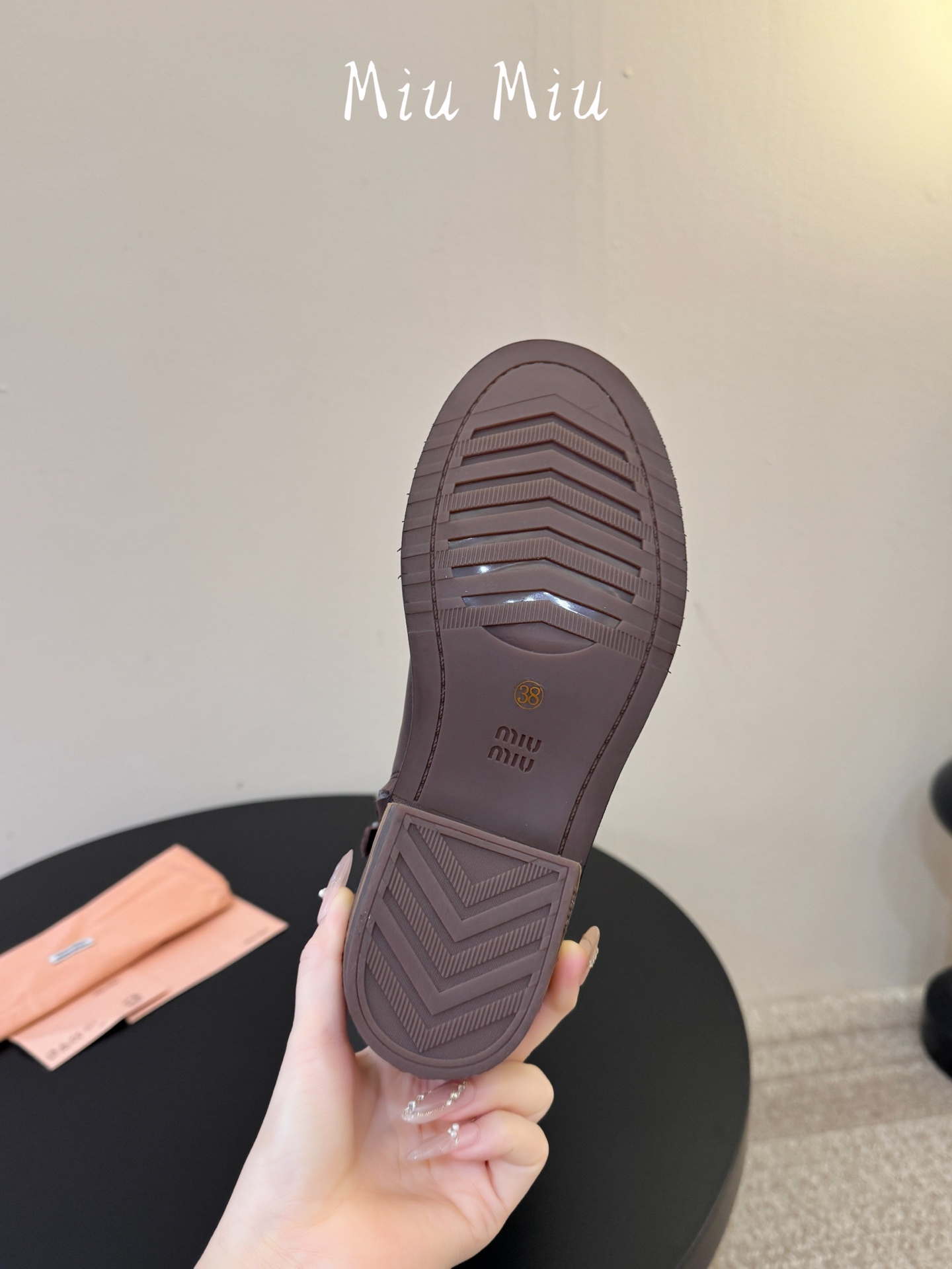 miumiu fw26 ~张元英同款miu 26秋冬新款秀款 堆堆靴新品经典机车靴造型,帅气摩登 MiuMiu的少女感与 miumiu fw26 ~张元英同款miu 26秋冬新款秀款 堆堆靴新品经典机车靴造型,帅气摩登 MiuMiu的少女感与