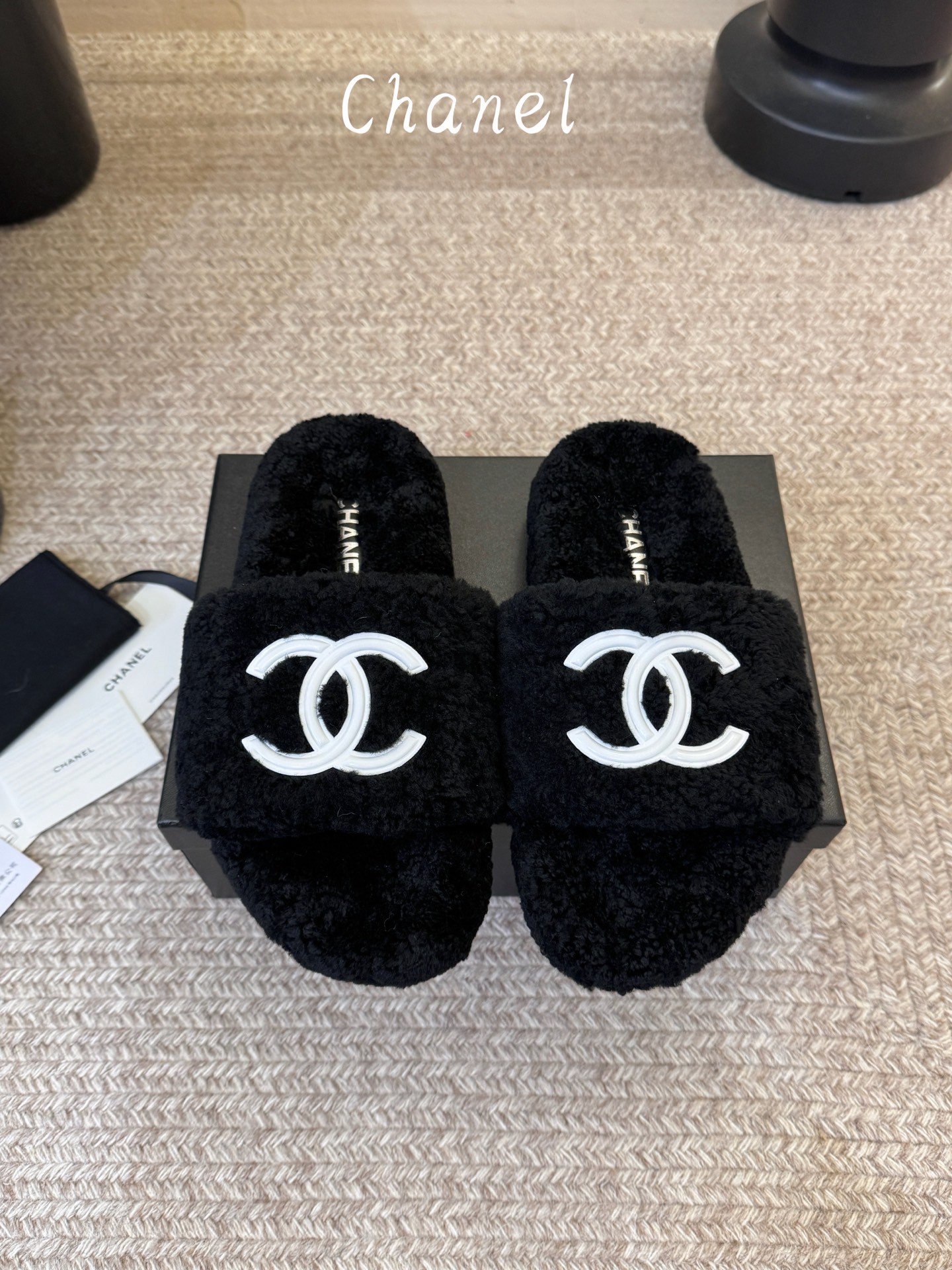 CHANE* ｜小香经典双C毛毛拖鞋  “抢先穿”系列 行走的羊咩咩🐑毛茸茸的实在是太可爱太舒服啦！简洁、精美风格的小香