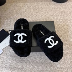CHANE* |小香经典双C毛毛拖鞋 “抢先穿”系列 行走的羊咩咩🐑毛茸茸的实在是太可爱太舒服啦!简洁、精美风格的小香 CHANE* |小香经典双C毛毛拖鞋 “抢先穿”系列 行走的羊咩咩🐑毛茸茸的实在是太可爱太舒服啦!简洁、精美风格的小香