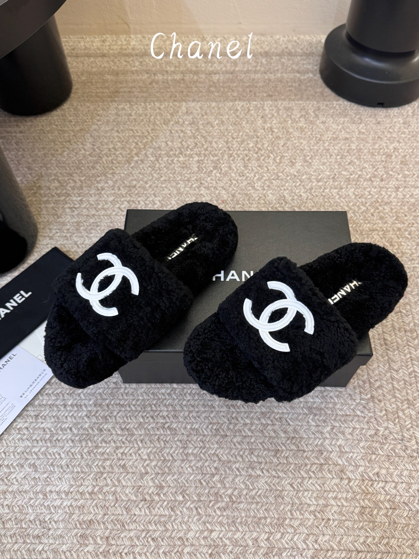 CHANE* |小香经典双C毛毛拖鞋 “抢先穿”系列 行走的羊咩咩🐑毛茸茸的实在是太可爱太舒服啦!简洁、精美风格的小香 CHANE* |小香经典双C毛毛拖鞋 “抢先穿”系列 行走的羊咩咩🐑毛茸茸的实在是太可爱太舒服啦!简洁、精美风格的小香