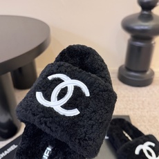 CHANE* |小香经典双C毛毛拖鞋 “抢先穿”系列 行走的羊咩咩🐑毛茸茸的实在是太可爱太舒服啦!简洁、精美风格的小香 CHANE* |小香经典双C毛毛拖鞋 “抢先穿”系列 行走的羊咩咩🐑毛茸茸的实在是太可爱太舒服啦!简洁、精美风格的小香