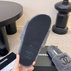 CHANE* |小香经典双C毛毛拖鞋 “抢先穿”系列 行走的羊咩咩🐑毛茸茸的实在是太可爱太舒服啦!简洁、精美风格的小香 CHANE* |小香经典双C毛毛拖鞋 “抢先穿”系列 行走的羊咩咩🐑毛茸茸的实在是太可爱太舒服啦!简洁、精美风格的小香