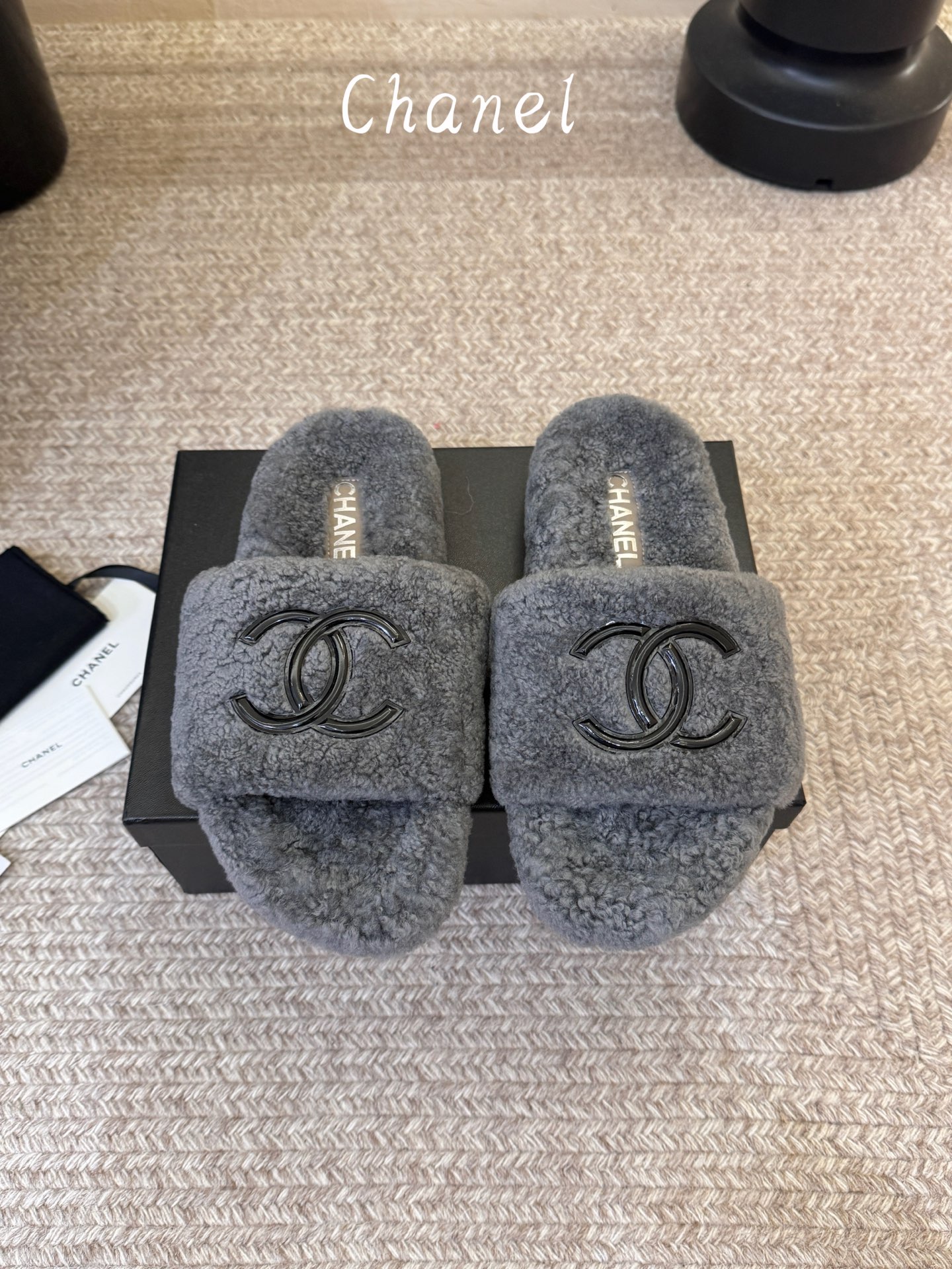CHANE* ｜小香经典双C毛毛拖鞋  “抢先穿”系列 行走的羊咩咩🐑毛茸茸的实在是太可爱太舒服啦！简洁、精美风格的小香