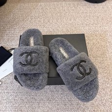 CHANE* |小香经典双C毛毛拖鞋 “抢先穿”系列 行走的羊咩咩🐑毛茸茸的实在是太可爱太舒服啦!简洁、精美风格的小香 CHANE* |小香经典双C毛毛拖鞋 “抢先穿”系列 行走的羊咩咩🐑毛茸茸的实在是太可爱太舒服啦!简洁、精美风格的小香