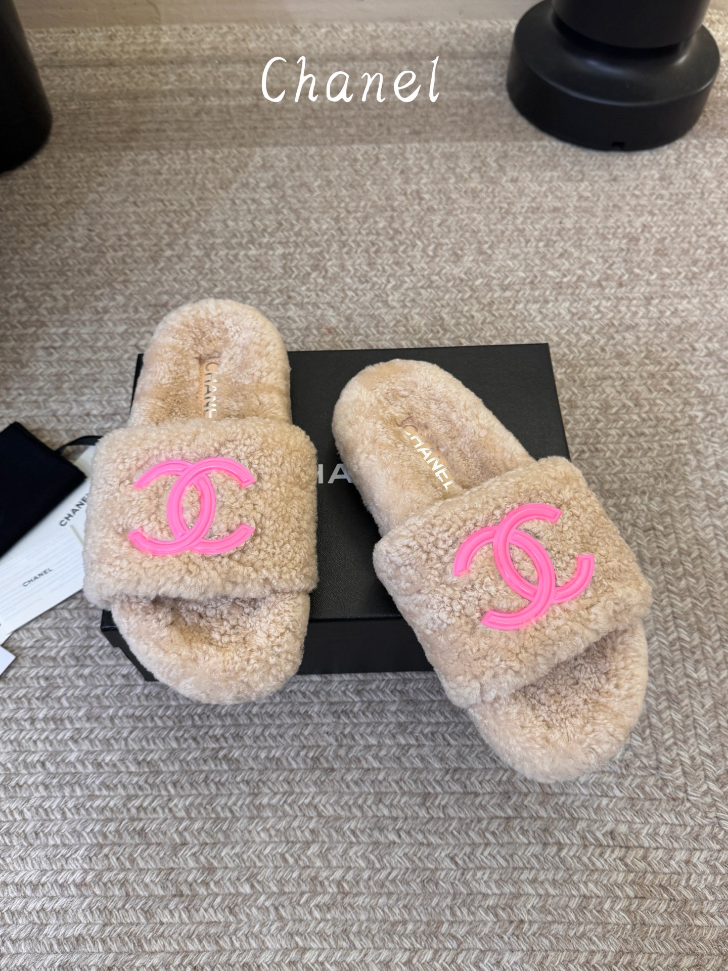 CHANE* |小香经典双C毛毛拖鞋 “抢先穿”系列 行走的羊咩咩🐑毛茸茸的实在是太可爱太舒服啦!简洁、精美风格的小香 CHANE* |小香经典双C毛毛拖鞋 “抢先穿”系列 行走的羊咩咩🐑毛茸茸的实在是太可爱太舒服啦!简洁、精美风格的小香