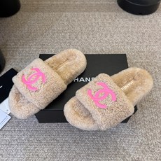CHANE* |小香经典双C毛毛拖鞋 “抢先穿”系列 行走的羊咩咩🐑毛茸茸的实在是太可爱太舒服啦!简洁、精美风格的小香 CHANE* |小香经典双C毛毛拖鞋 “抢先穿”系列 行走的羊咩咩🐑毛茸茸的实在是太可爱太舒服啦!简洁、精美风格的小香