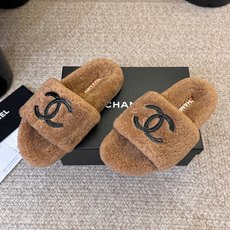 CHANE* |小香经典双C毛毛拖鞋 “抢先穿”系列 行走的羊咩咩🐑毛茸茸的实在是太可爱太舒服啦!简洁、精美风格的小香 CHANE* |小香经典双C毛毛拖鞋 “抢先穿”系列 行走的羊咩咩🐑毛茸茸的实在是太可爱太舒服啦!简洁、精美风格的小香
