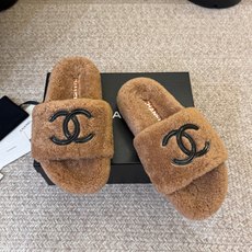 CHANE* |小香经典双C毛毛拖鞋 “抢先穿”系列 行走的羊咩咩🐑毛茸茸的实在是太可爱太舒服啦!简洁、精美风格的小香 CHANE* |小香经典双C毛毛拖鞋 “抢先穿”系列 行走的羊咩咩🐑毛茸茸的实在是太可爱太舒服啦!简洁、精美风格的小香