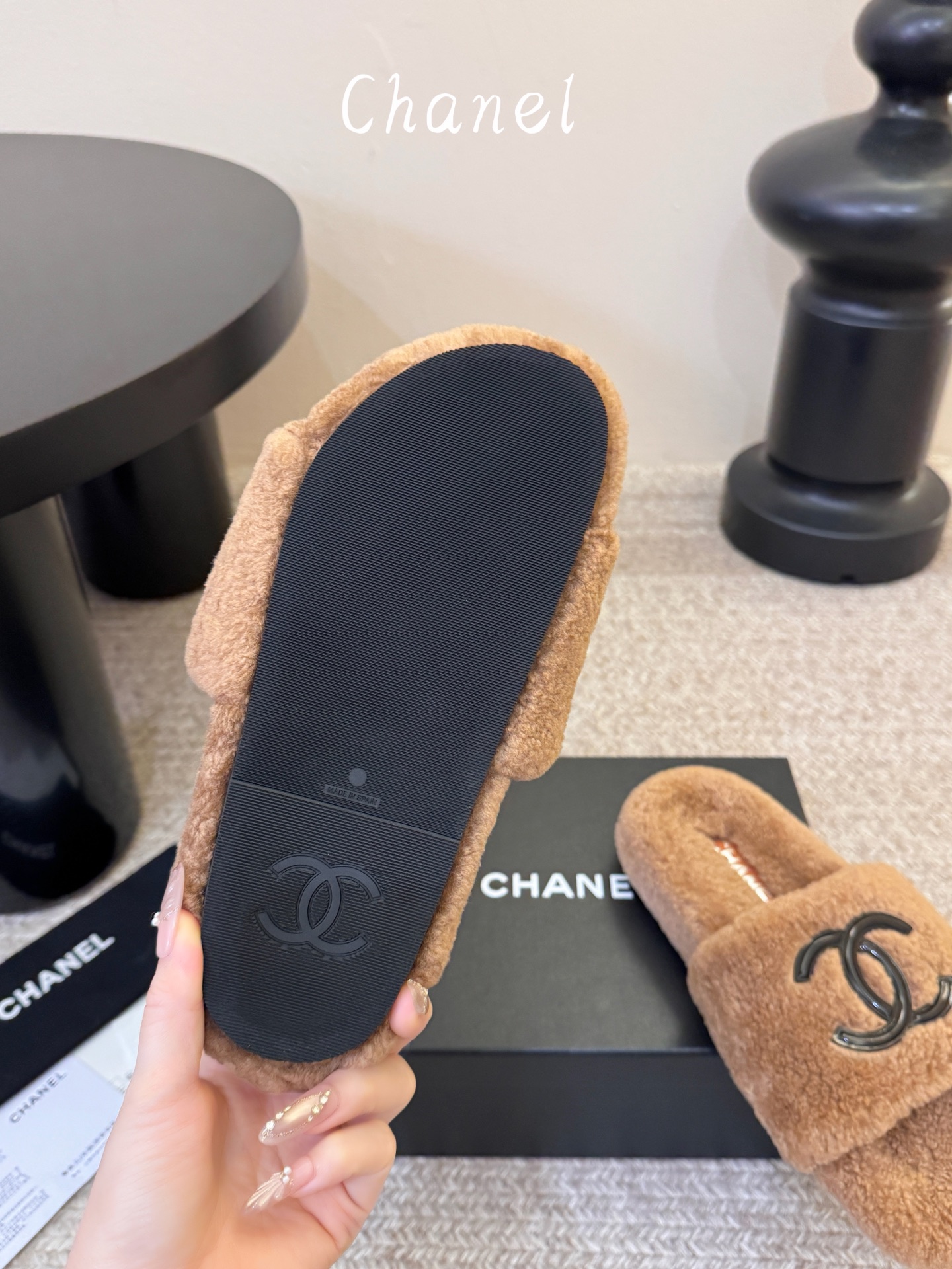 CHANE* |小香经典双C毛毛拖鞋 “抢先穿”系列 行走的羊咩咩🐑毛茸茸的实在是太可爱太舒服啦!简洁、精美风格的小香 CHANE* |小香经典双C毛毛拖鞋 “抢先穿”系列 行走的羊咩咩🐑毛茸茸的实在是太可爱太舒服啦!简洁、精美风格的小香