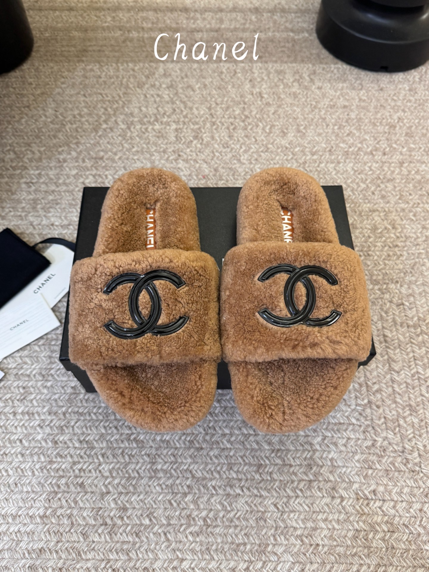 CHANE* ｜小香经典双C毛毛拖鞋  “抢先穿”系列 行走的羊咩咩🐑毛茸茸的实在是太可爱太舒服啦！简洁、精美风格的小香