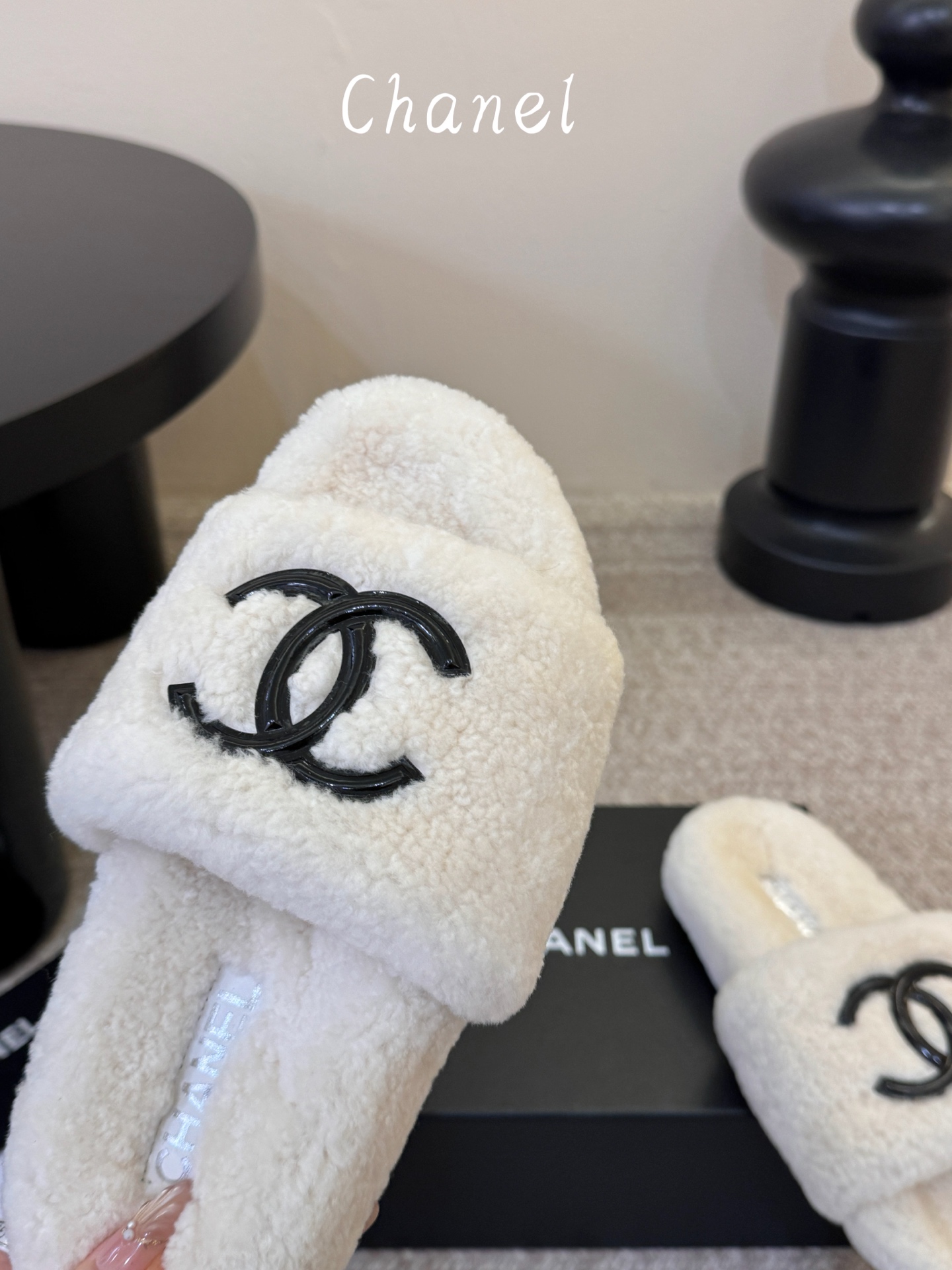 CHANE* |小香经典双C毛毛拖鞋 “抢先穿”系列 行走的羊咩咩🐑毛茸茸的实在是太可爱太舒服啦!简洁、精美风格的小香 CHANE* |小香经典双C毛毛拖鞋 “抢先穿”系列 行走的羊咩咩🐑毛茸茸的实在是太可爱太舒服啦!简洁、精美风格的小香