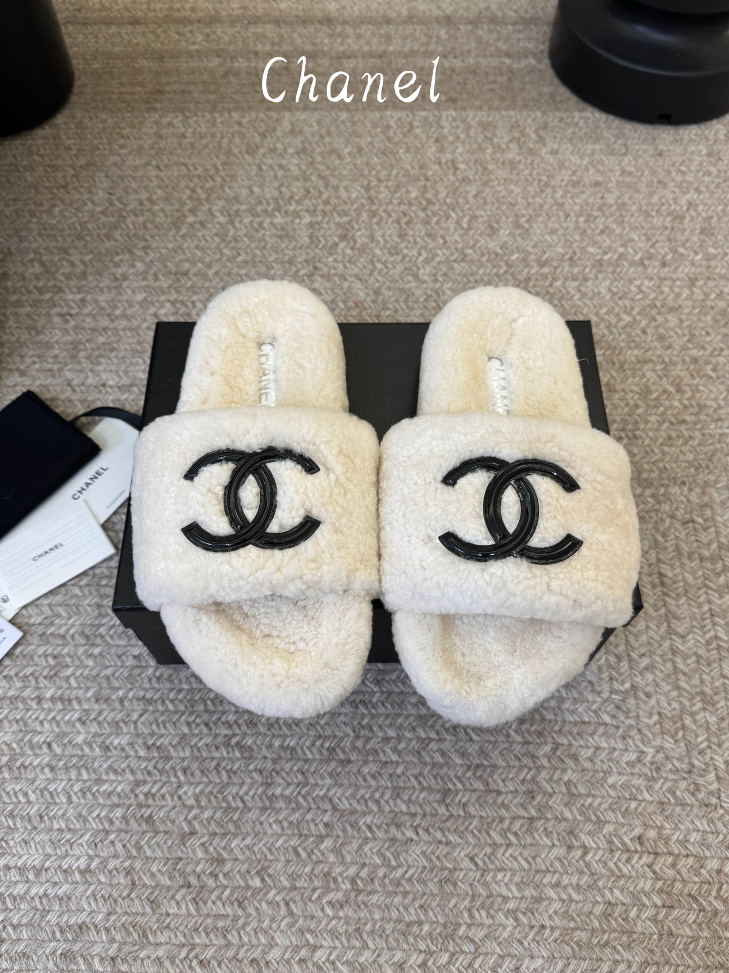 CHANE* ｜小香经典双C毛毛拖鞋  “抢先穿”系列 行走的羊咩咩🐑毛茸茸的实在是太可爱太舒服啦！简洁、精美风格的小香