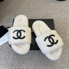 CHANE* |小香经典双C毛毛拖鞋 “抢先穿”系列 行走的羊咩咩🐑毛茸茸的实在是太可爱太舒服啦!简洁、精美风格的小香 CHANE* |小香经典双C毛毛拖鞋 “抢先穿”系列 行走的羊咩咩🐑毛茸茸的实在是太可爱太舒服啦!简洁、精美风格的小香
