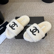 CHANE* |小香经典双C毛毛拖鞋 “抢先穿”系列 行走的羊咩咩🐑毛茸茸的实在是太可爱太舒服啦!简洁、精美风格的小香 CHANE* |小香经典双C毛毛拖鞋 “抢先穿”系列 行走的羊咩咩🐑毛茸茸的实在是太可爱太舒服啦!简洁、精美风格的小香