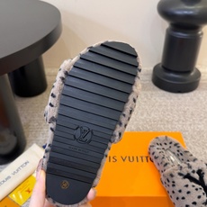 Lv驴牌新品毛拖 自留款。超温暖的感觉,穿上仿佛踩在云朵上。家具,出行满分之选。 主要他比一般的毛拖还有增高功能😂 面料 Lv驴牌新品毛拖 自留款。超温暖的感觉,穿上仿佛踩在云朵上。家具,出行满分之选。 主要他比一般的毛拖还有增高功能😂 面料